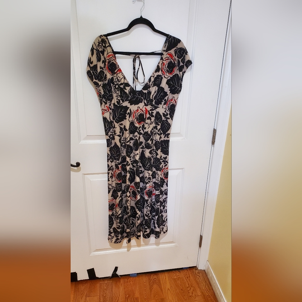 Vertigo Paris Black and Red Sheath Dress V-Neck Short Sleeve